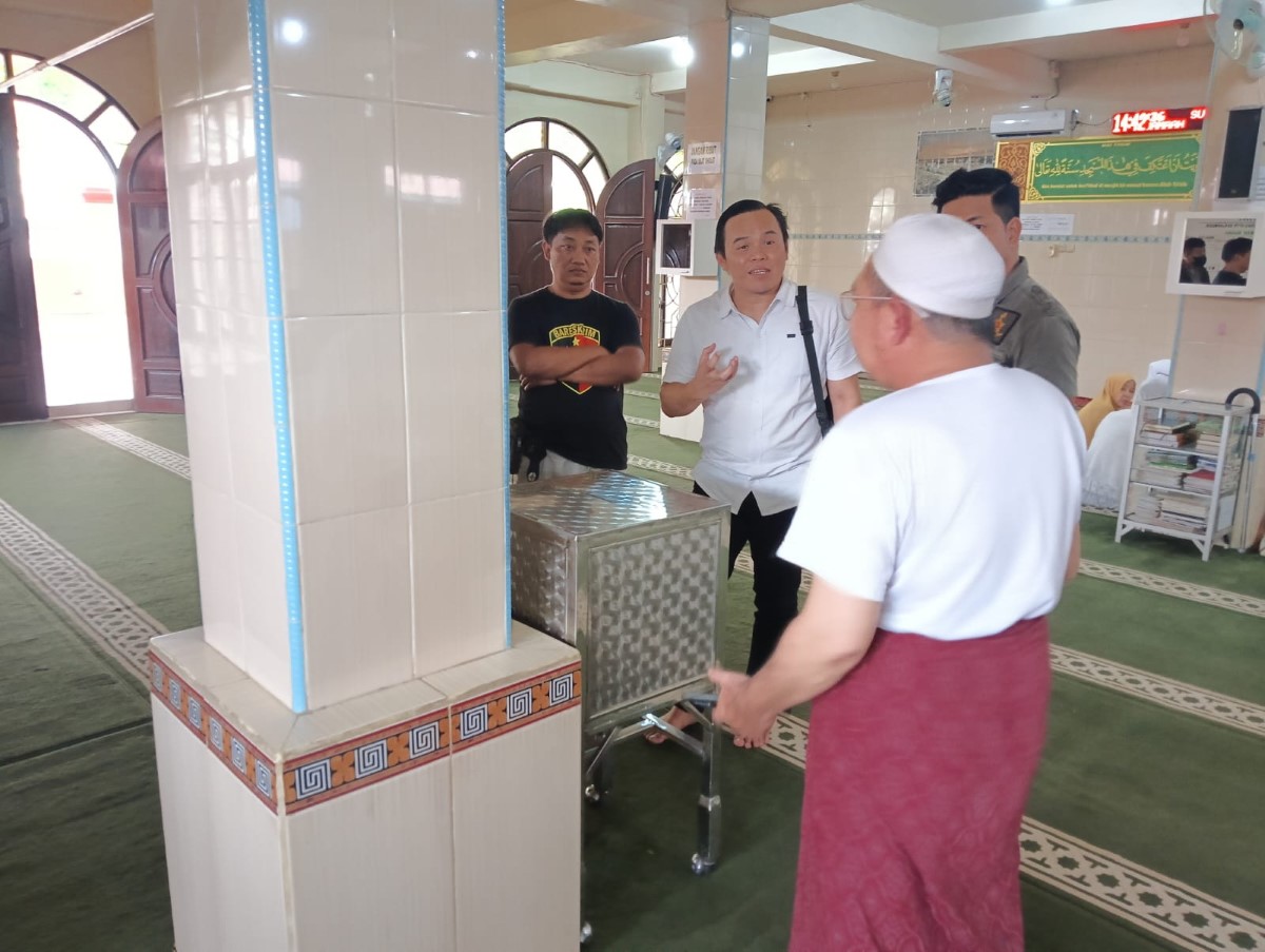 PENYELIDIKAN: Anggota Polsek Banjarmasin Barat saat memintai keterangan pengurus Masjid Al Asri.&nbsp;