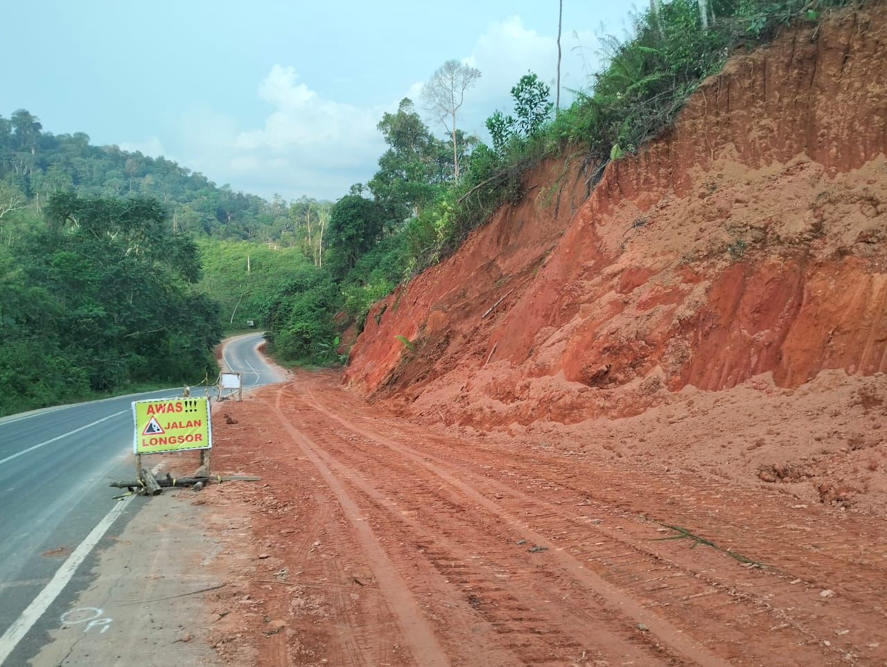 TERTANGANI: Longsoran di Jalan Banjarbaru - Batulicin, tepatnya di sekitar tanjakan Papua telah tertangani.