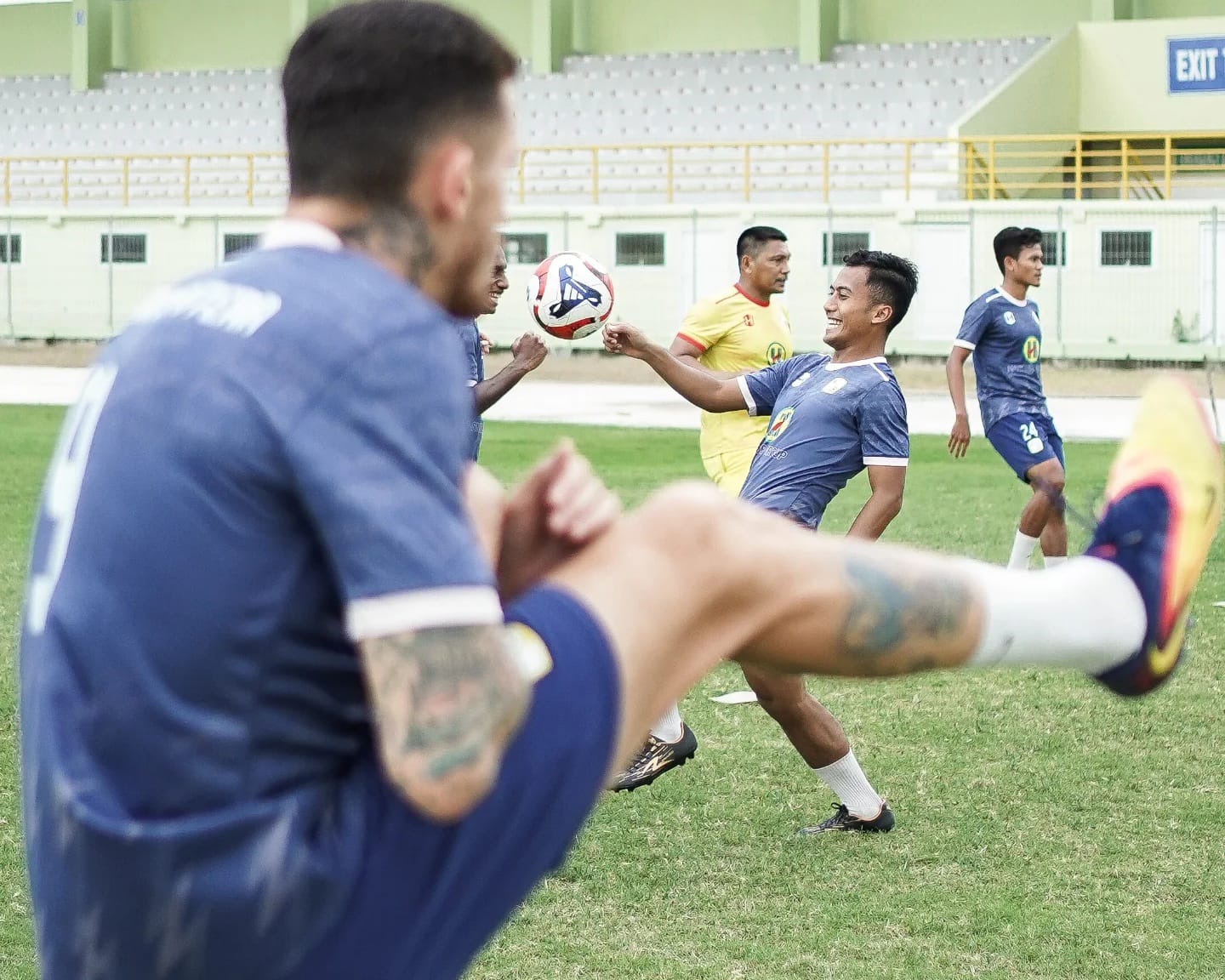 Pemain Barito Putera menjalani sesi latihan terakhir di Stadion Demang Lehman, Sabtu (1/11), sebagai persiapan menghadapi Persiba Balikpapan dalam lanjutan Pegadaian Championship 2025. (M Idris Jian S