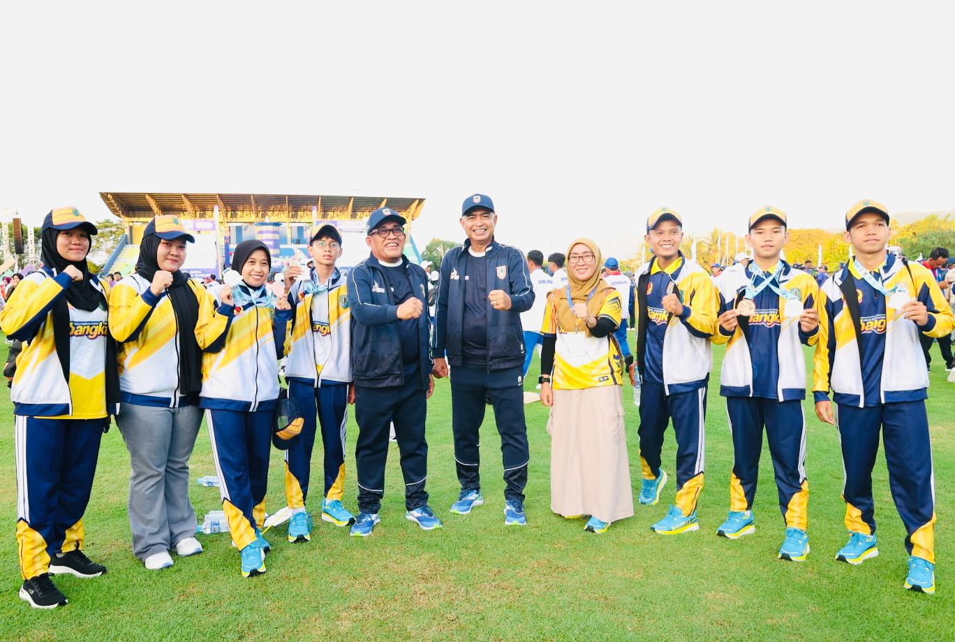 MOMEN:Bupati dan Wakil Bupati Kabupaten HSU, Sahrujani dan Hero Setiawan foto bersama atlet usai Pembukaan Porprov Kalsel XII 2025 di Stadion Pertasi Kencana. Kabupaten Tanah Laut, Satu (1/11/2025).
