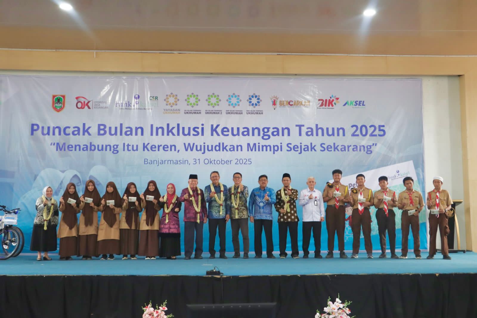 EDUKASI:Gubernur Kalsel, H Muhidin dan Istri ikut serta pada kegiatan Literasi Bank Kalsel dan OJK di SMP dan SMA IT Ukhuwah Banjarmasin, Jumat (31/10/2025).
