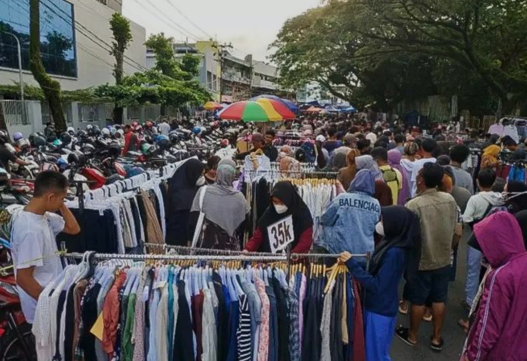 BAJU BEKAS: Aktivitas jual beli baju bekas impor di Pasar Minggu, belakang Kantor Pos Banjarmasin. (Foto: Raudah Anisya/Radar Banjarmasin)