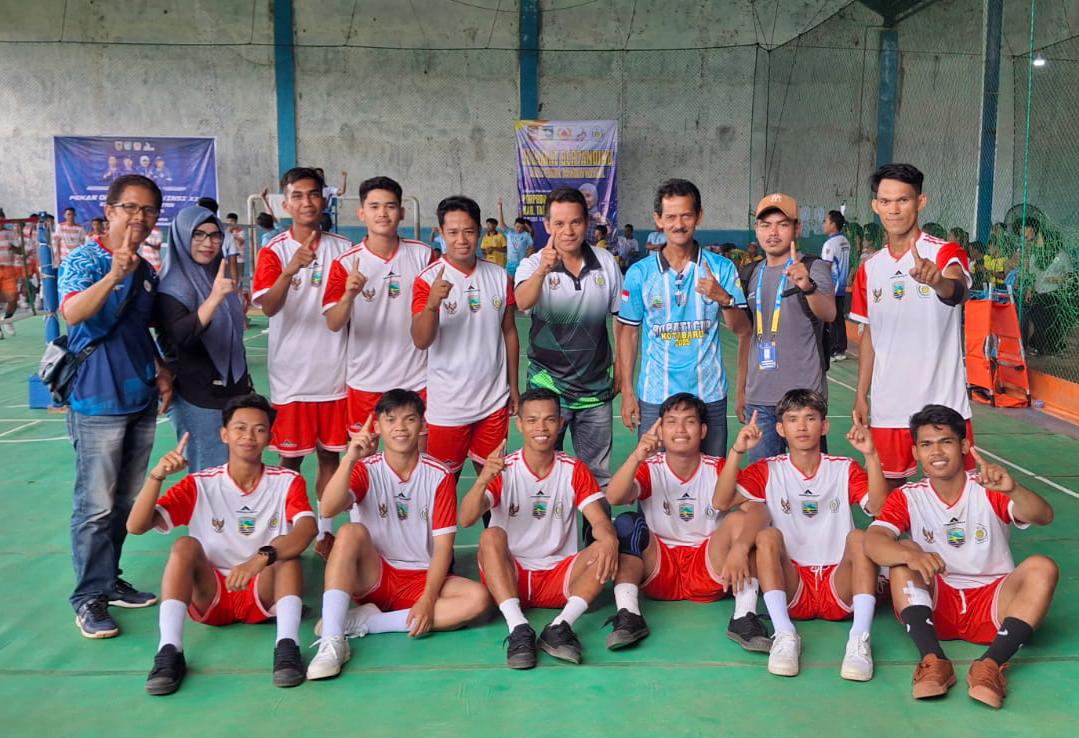 MENANG: Foto bersama kontingen takraw Kotabaru setelah memenangkan pertandingan final melawan Kabupaten Banjar. Foto: Muh Tamrin untuk Radar Banjarmasin.