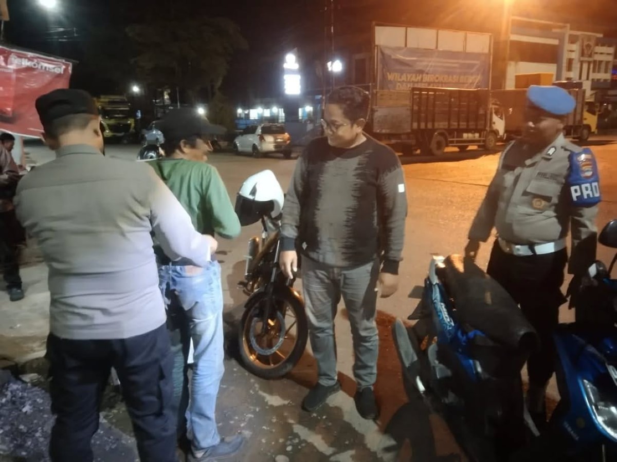 PATROLI: Polisi mengecek sejumlah orang yang kedapatan nongkrong hingga larut malam di kawasan Pelabuhan Trisakti.