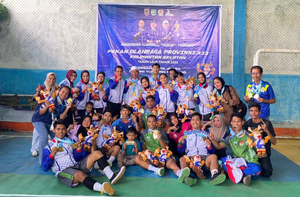 PUAS: Kontingen Putra dan Putri Takraw Kotabaru pamerkan medali emas cabang Kuadran Takraw di Porprov Kalsel Xll Tanah Laut.