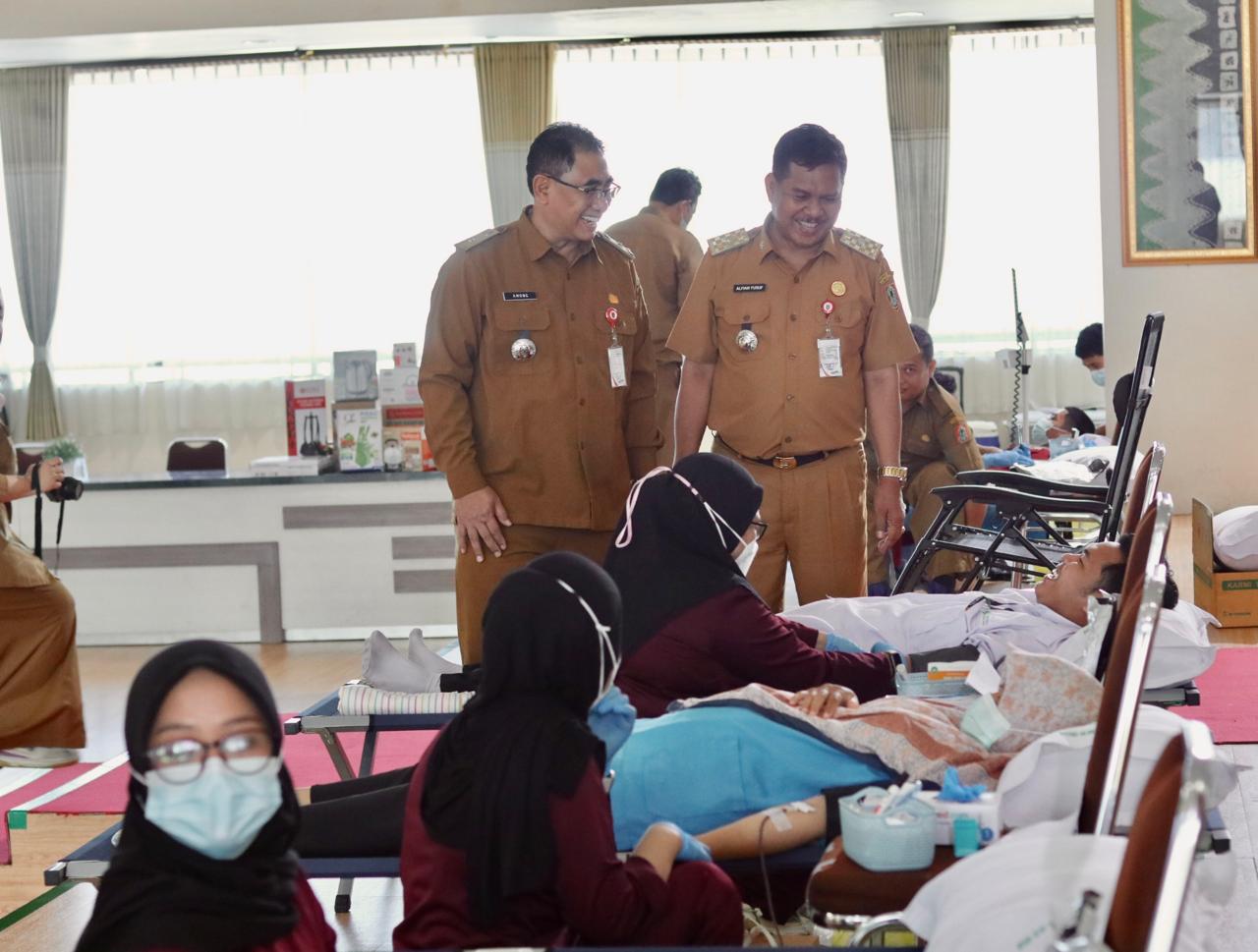 MEMANTAU: Direktur RSUD Ulin Banjarmasin, dr. Among Wibowo, M.Kes, Sp.S, memantau secara langsung pelaksanaan kegiatan donor darah serentak di RSUD Ulin Banjarmasin, Senin (3/11).