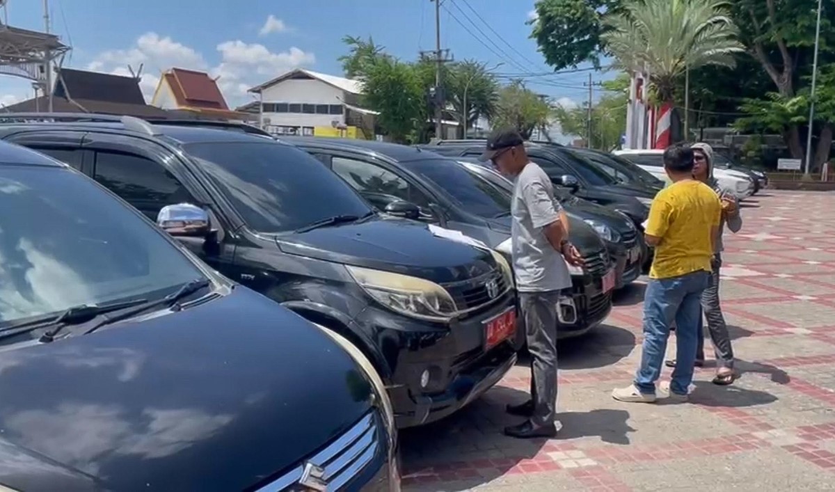 PELAT&nbsp; MERAH:&nbsp;Sejumlah mobil dinas terparkir rapi di halaman Balai Kota Banjarmasin, menunggu proses inventarisir sebelum nanti dilelang.
