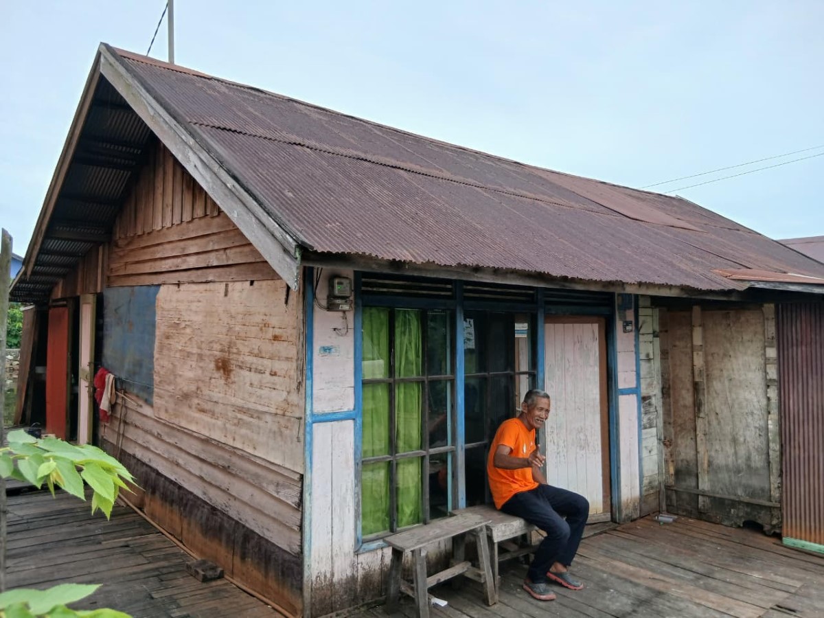 PRIHATIN: Rumah kayu milik Muhammad Satar di Tatah Belayung, Pemurus Dalam. Lantainya turun, dinding rapuh, dan kerap terendam.