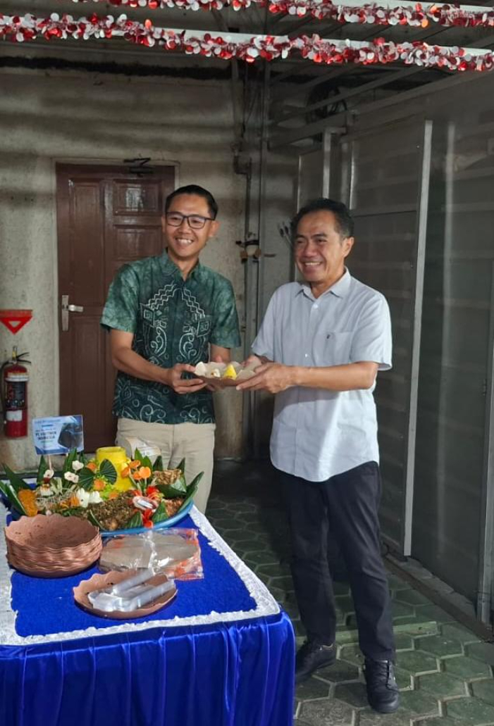 PERERAT SILATURAHMI:Direktur Utama Radar Banjarmasin, H Suriansyah Achmad memberikan Tumpeng kepada Kepala Kantor Arutmin Banjarmasin, Dangku di momen HUT ke-44 PT Arutmin Indonesia, Senin (3/11/2025)