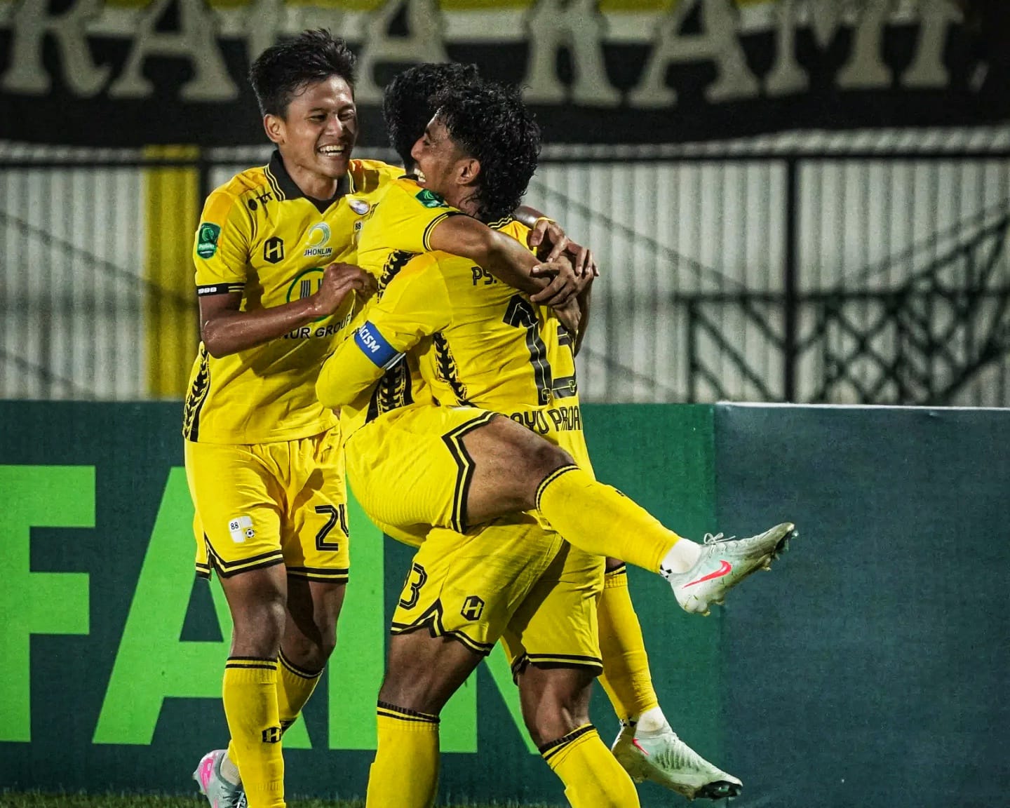 Suasana bertanding Barito Putera kontra Persiba Balikpapan dalam lanjutan Pegadaian Championship 2025 di Stadion Demang Lehman, Minggu (2/11/2025) malam. (dok Barito)