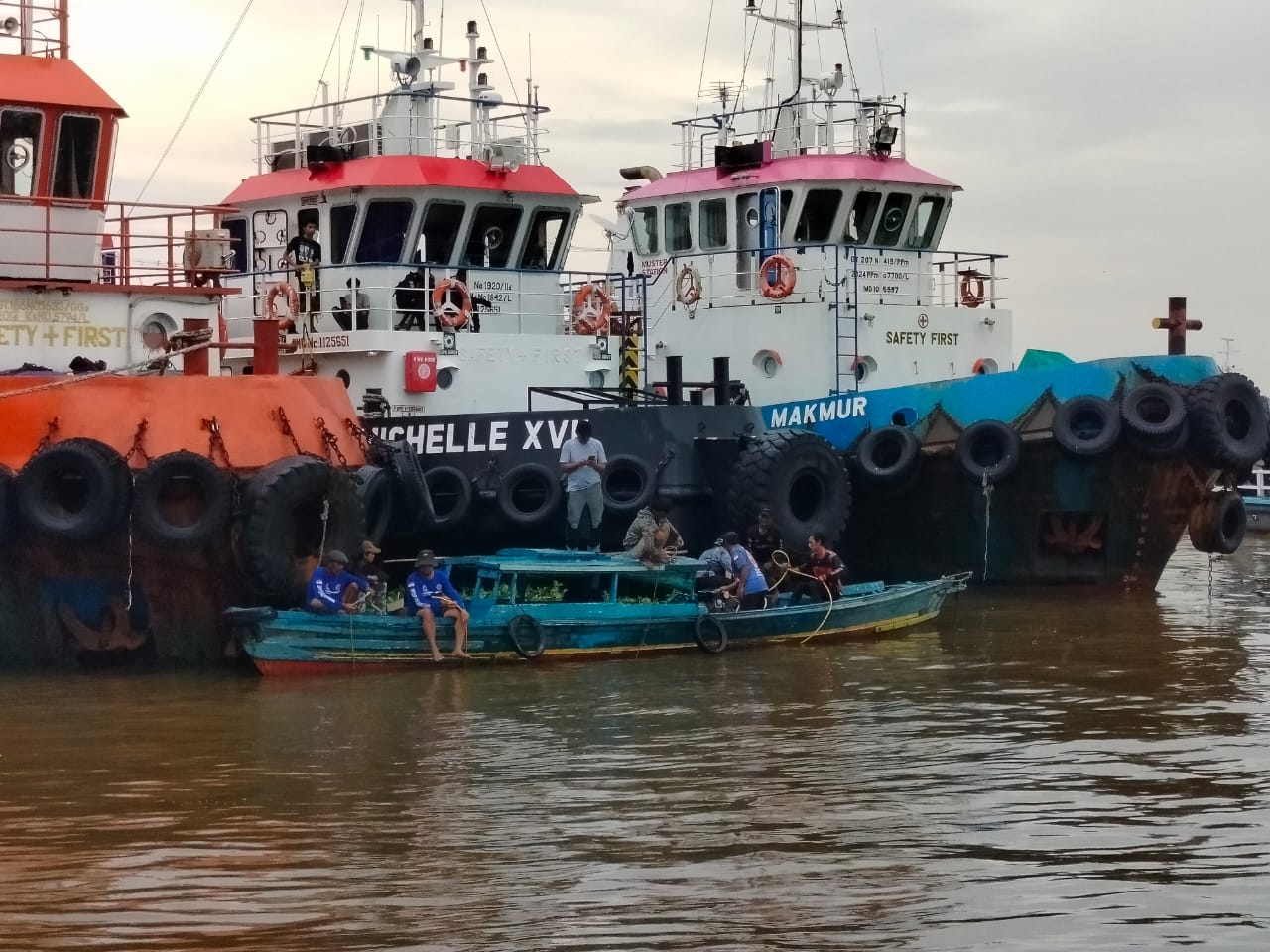 PENCARIAN: Tim Water Rescue masih berjuang melakukan penyelaman di sekitar lokasi korban dilaporkan tenggelam.