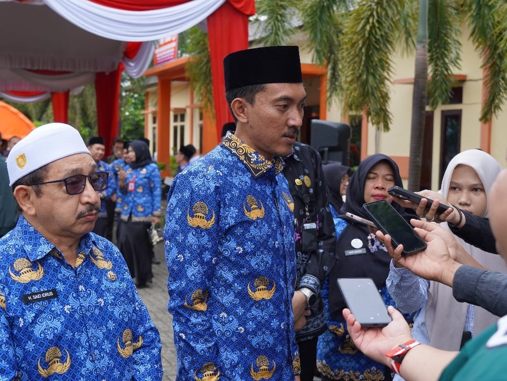WAWANCARA: Bupati Banjar H Saidi Mansyur saat diwawancarai.