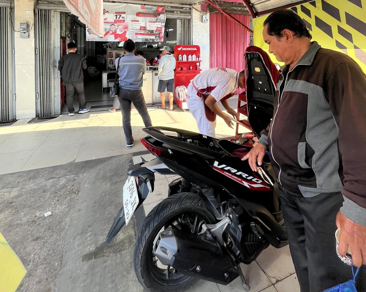 BREBET: Seorang warga di Banjarmasin terpaksa membawa motornya ke bengkel usai mengalami brebet mendadak usai mengisi Pertalite di SPBU.