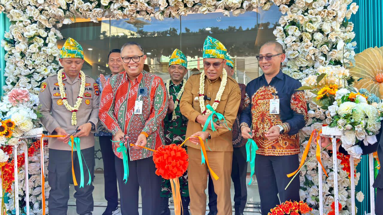 DIRESMIKAN:Wabup Kotabaru, Syairi Mukhlis meresmikan Kantor Cabang Pembantu (KCP) Bank Syariah Indonesia (BSI) Kotabaru.