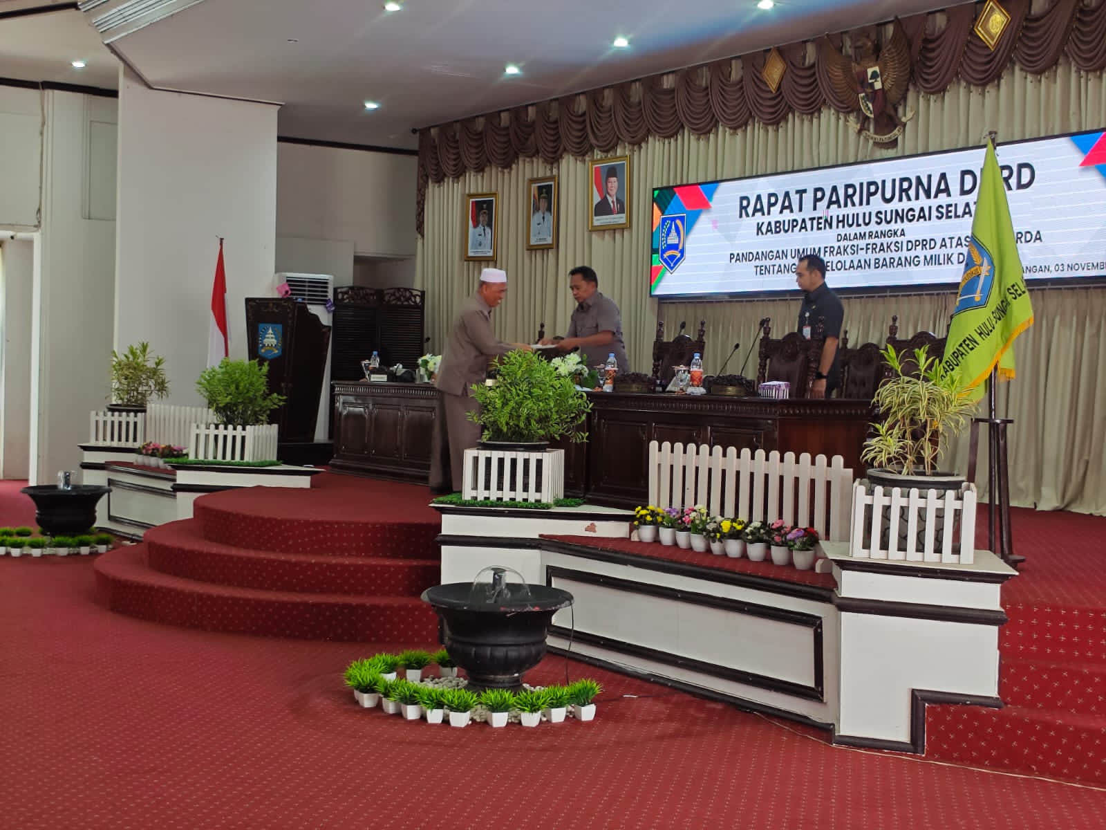 PARIPURNA:Fraksi di DPRD HSS menyerahkan pandangan umum fraksi tentang pengelolaan barang milik daerah kepada Wakil Ketua I DPRD HSS, Husnan, Senin (3/11/2025).