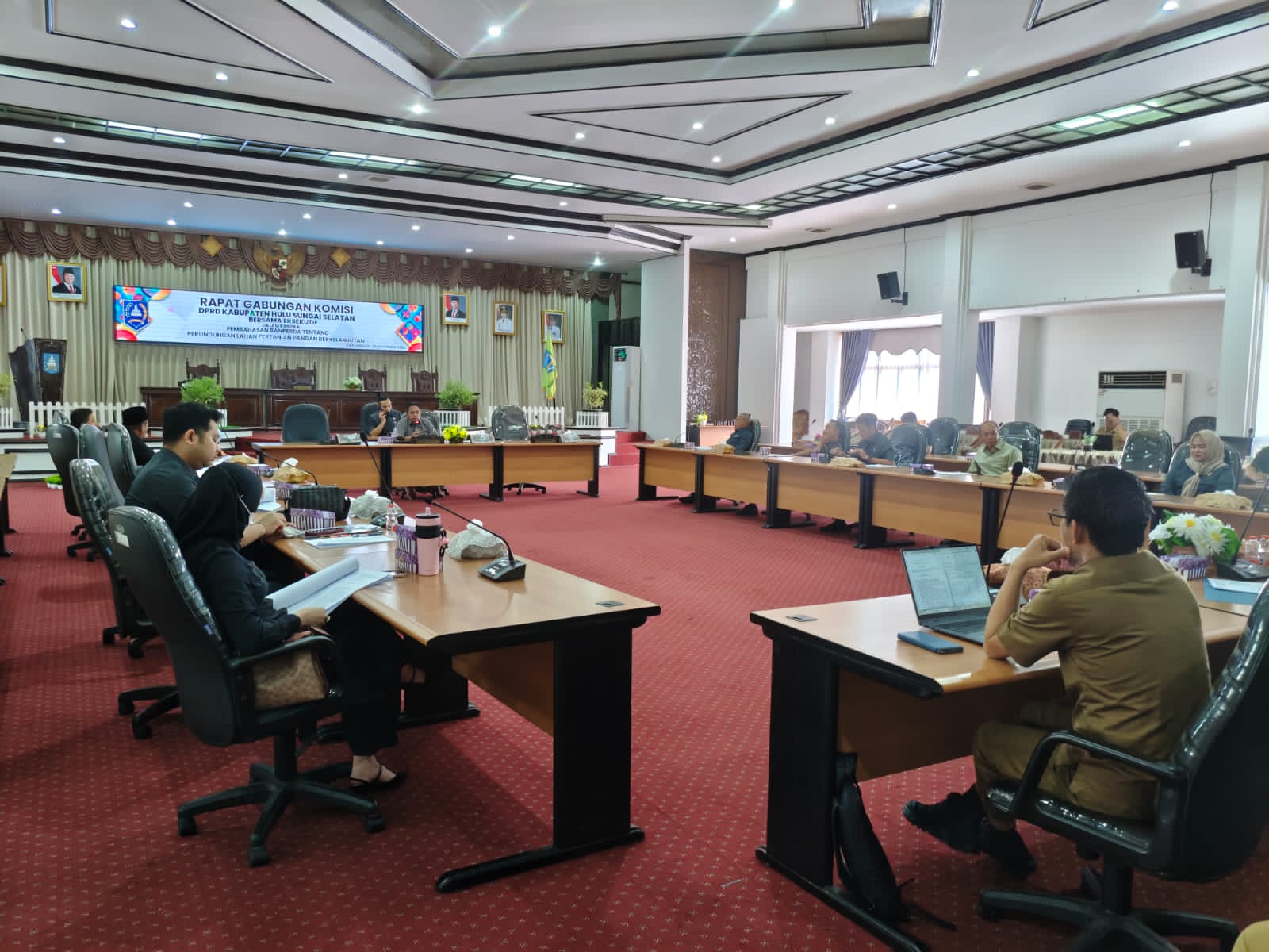 RAPAT:Wakil Ketua I DPRD HSS, Husnan memimpin rapat gabungan komisi membahas Raperda inisiatif DPRD tentang Perlindungan Lahan Pertanian Pangan Berkelanjutan, Senin (3/11/2025).