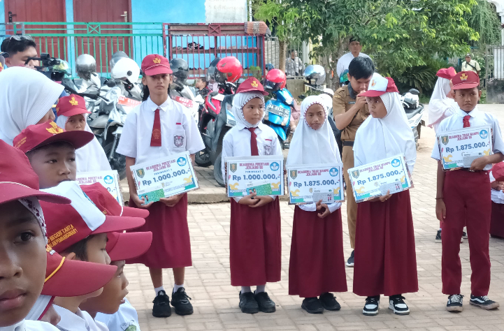 Para siswa berprestasi saat menerima beasiswa dari Dinas Pendidikan dan Kebudayaan (Disdikbud) Tabalong.