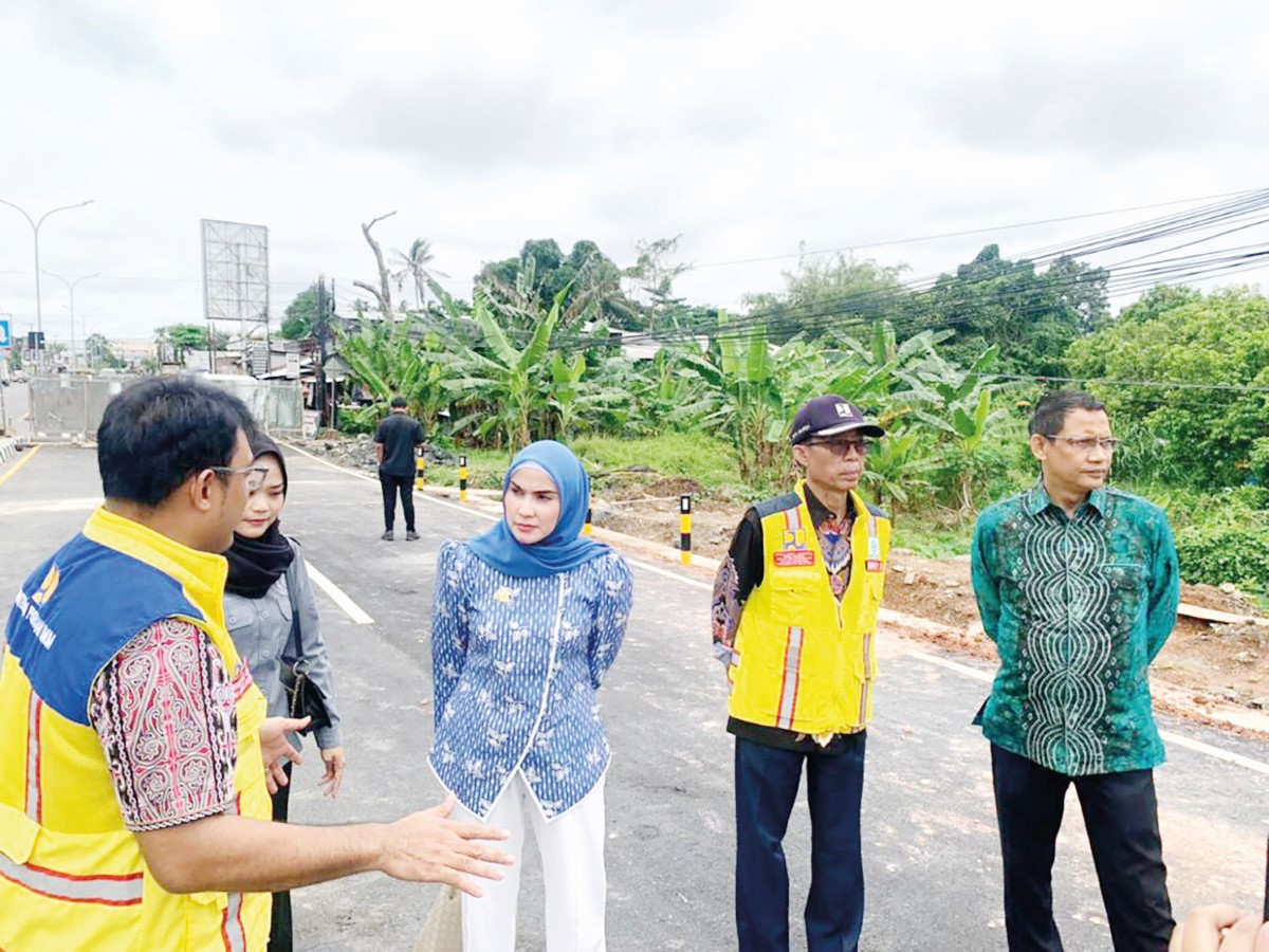 MENINJAU: Rombongan Komisi III DPRD&nbsp; Kalsel menyempatkan singgah di Jembatan Sungai Ulis usai melaksanakan tugas kedewanan di Kabupaten Tabalong, Jumat (31/10).