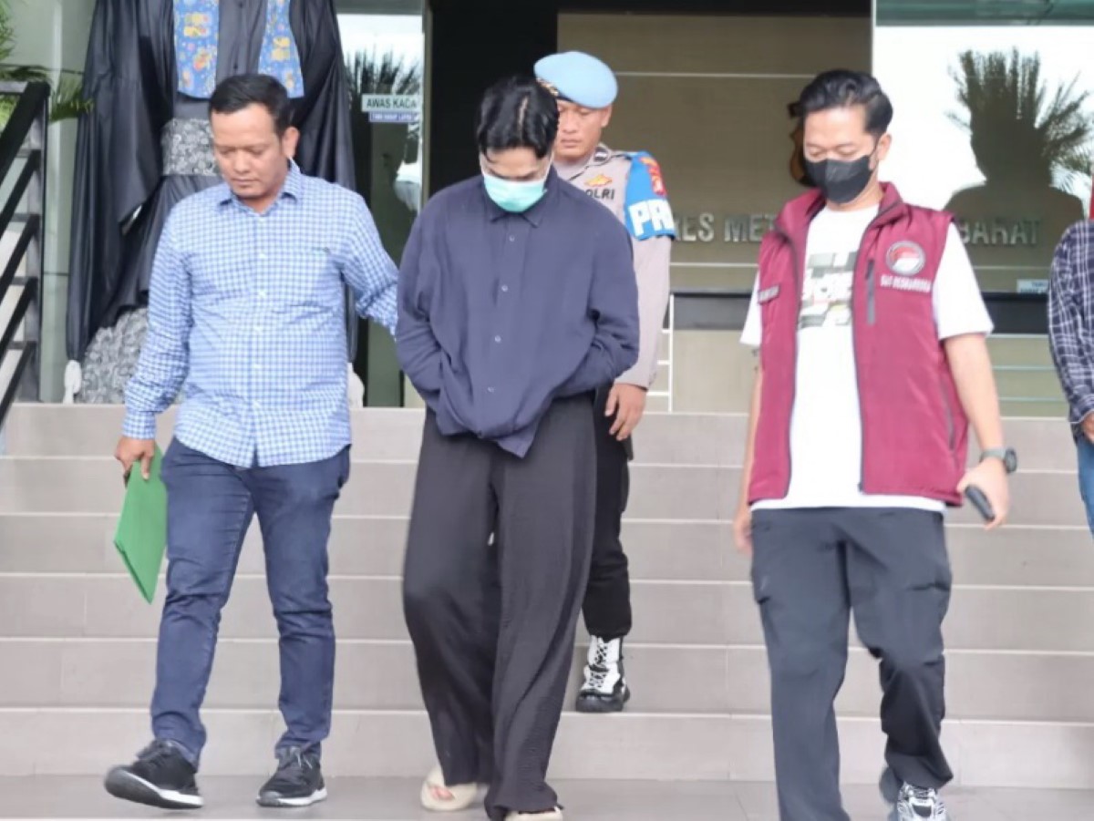 TERCIDUK: Polisi membawa aktor sekaligus musisi Onadio Leonardo untuk menjalani asesmen ke Badan Narkotika Nasional (BNN) Jakarta, Senin (3/11).