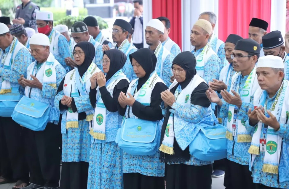ROMBONGAN UMRAH: Sejumlah marbot mengikuti pelepasan program umrah gratis yang disiapkan Pemprov Kalimantan Timur (26/8).