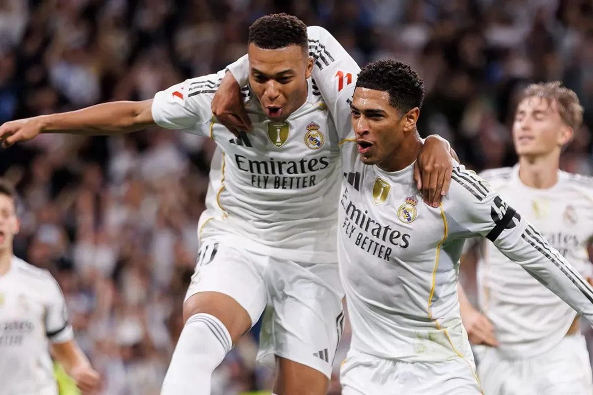 MERAYAKAN: Penyerang Real Madrid, Kylian Mbappe (kiri) dan rekannya Jude Bellingham (kanan) merayakan golnya ke gawang Valencia pada lanjutan Liga Spanyol 2025/2026, Minggu (2/11).