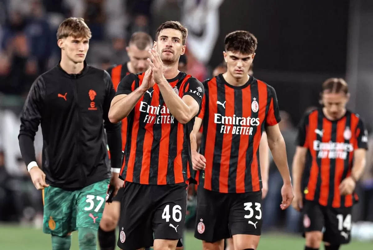 MENANG: Pemain AC Milan usai menghadapi AS Roma di San Siro, Senin (3/11) dini hari WIB.