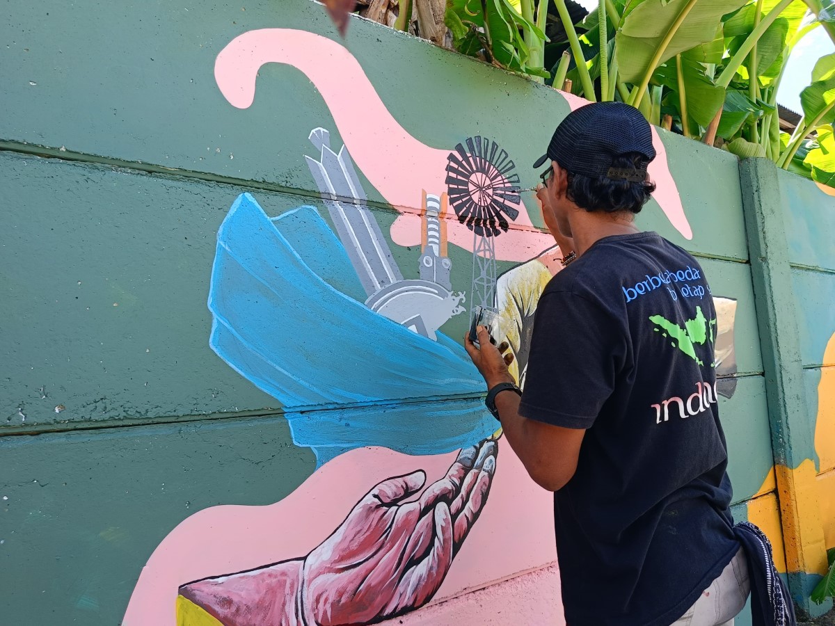 TEMBOK: Muralis mengekspresikan diri lewat tembok yang membentang di Jalan Nadjmi Adhani, Kelurahan Loktabat Utara, Banjarbaru Utara, Minggu (2/11).