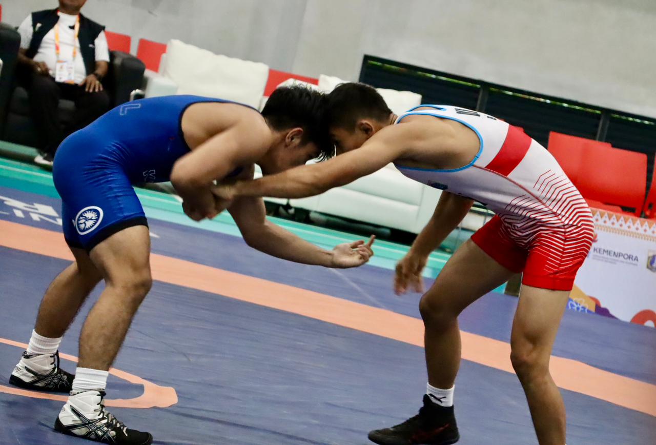Aksi pegulat Kalsel Rifky Charisma Turun bertanding di kelas 55 kg pad ajang POPNAS XVII 2025 di Jakarta, Selasa (4/11/2025).(M Idris Jian Sidik)