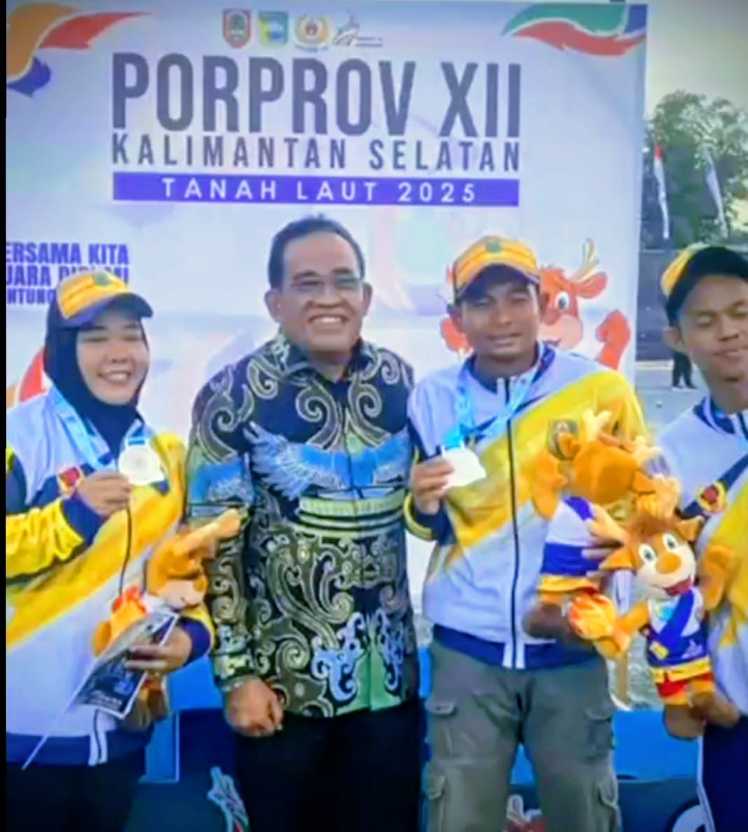MOMEN: Bupati HSU H Sahrujani foto bersama petarung HSU cabor petanque di ajang Porprov Kalsel di Pelaihari Kabupaten Tanah Laut. (Foto: Istimewa)