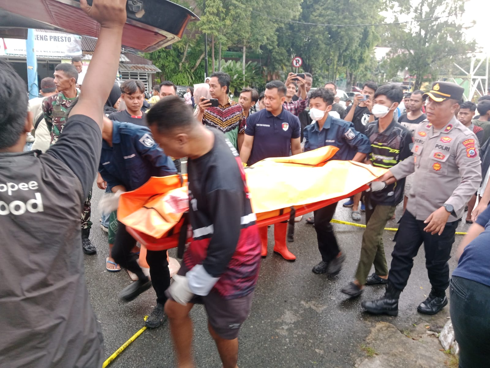DITEMUKAN: Mayat seorang pria ditemukan di pinggir jalan (polres Banjarbaru untuk Radar Banjarmasin)