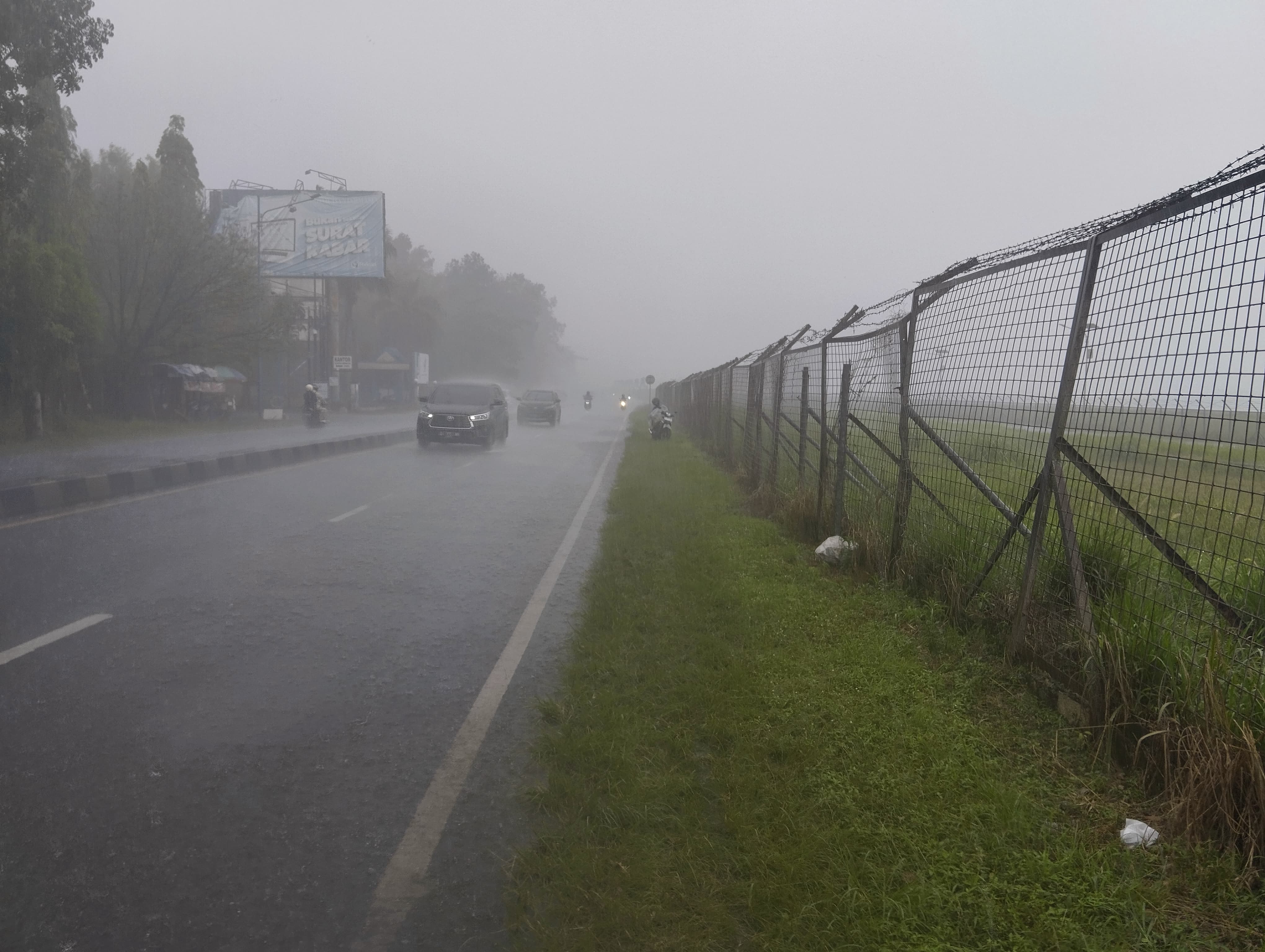 Hujan deras mengguyur wilayah Landasan Ulin, Kota Banjarbaru beberapa hari yang lalu (FADLAN ZAKIRI/RADAR BANJARMASIN)