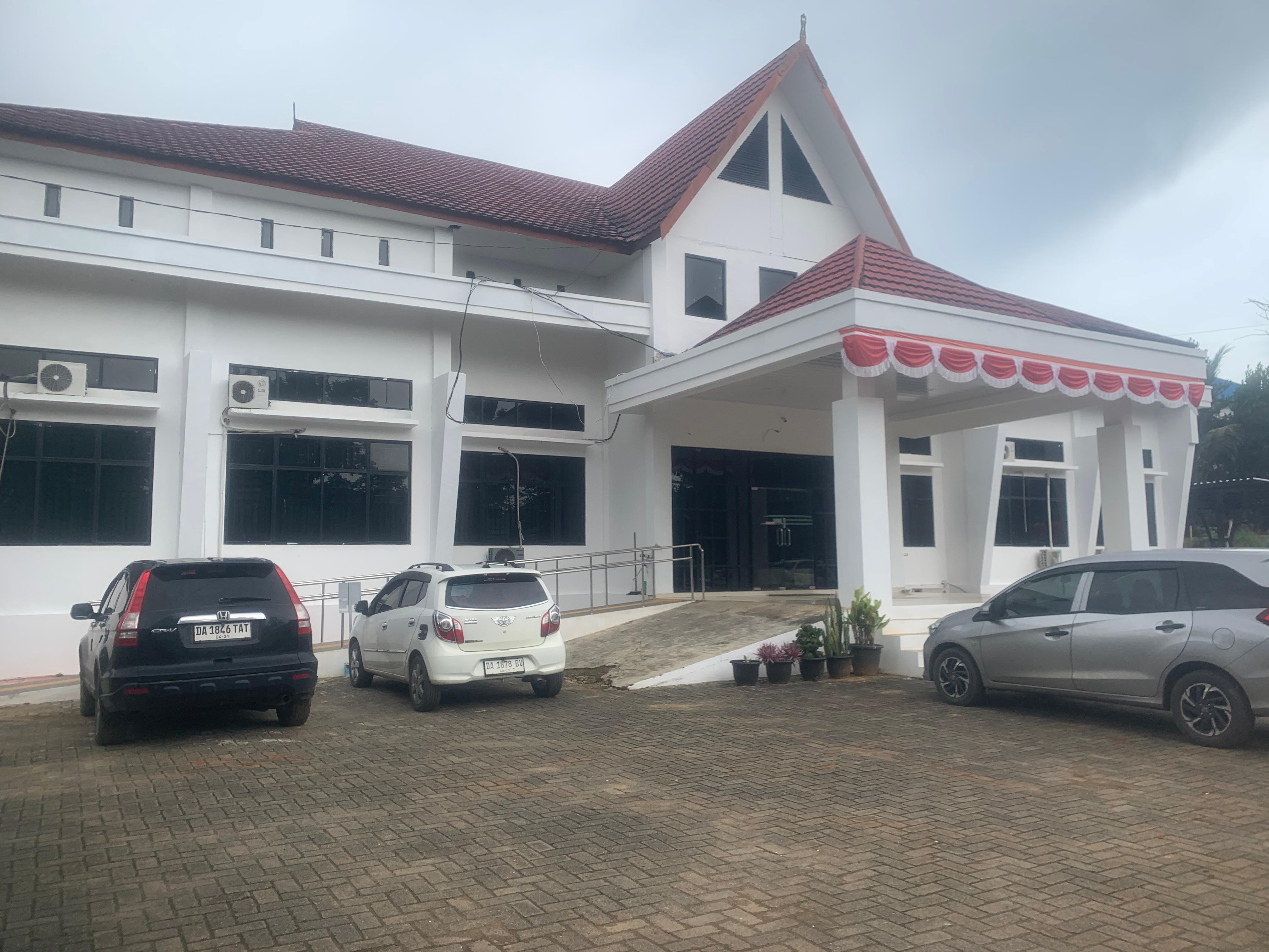 TAMPAK DEPAN: Kantor BKPSDM Tanah Bumbu di Kecamatan Batulicin, Tanah Bumbu. (Foto: Zulqarnain/Radar Banjarmasin)