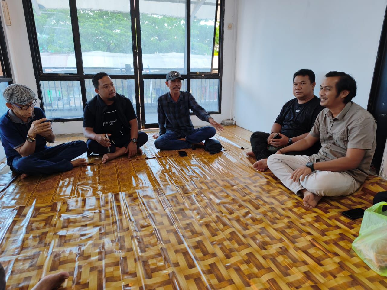 RAPAT: Suasana rapat persiapan Sosialisasi UU Pers dan UU ITE yang digelar PWI Tanah Bumbu bersama panitia di Kantor PWI Batulicin. (Foto: Zulqarnain/Radar Banjarmasin)
