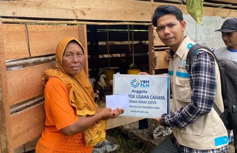 KEMBANGKAN USAHA:PLN UID Kalselteng melalui Yayasan Baitul Maal (YBM) menyalurkan program bantuan permodalan kepada salah satu kelompok usaha peternakan ayam di Kota Palangka Raya.