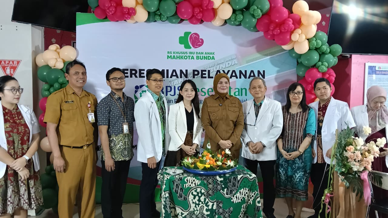 RESMI:Wakil Wali Kota Banjarmasin, Hj Ananda berfoto bersama jajaran manajamen RSKIA Mahkota Bunda Banjarmasin yang menghadirkan pelayanan BPJS Kesehatan.