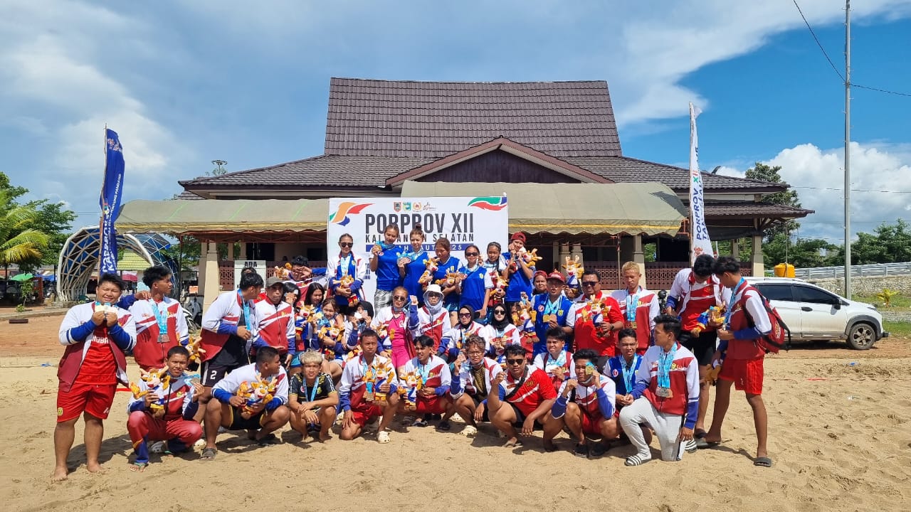 FOTO BERSAMA: Tim bola tangan putra Banjarmasin merayakan kemenangan usai memastikan medali emas di nomor bola tangan pantai Porprov XII Kalsel.