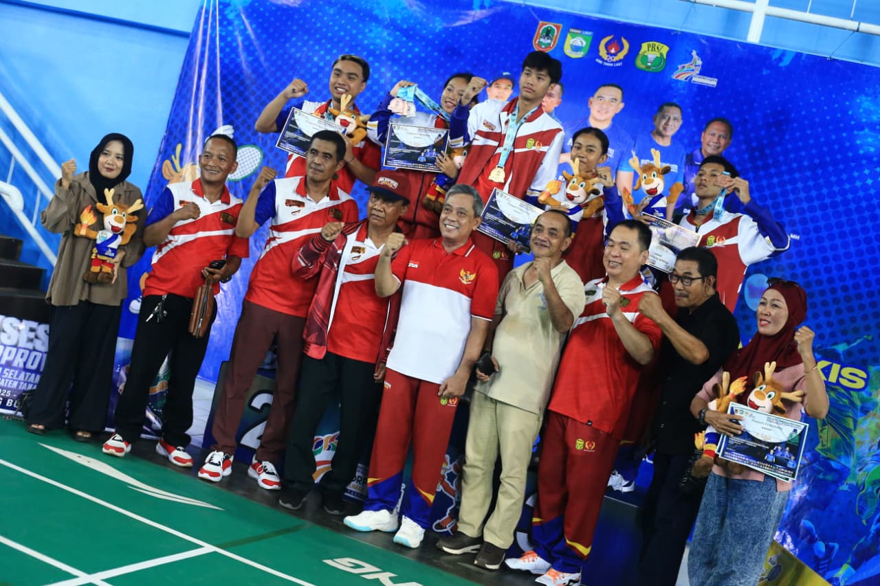 TETAP SEMANGAT: Ketua PBSI Kota Banjarmasin, Yanto Suparwito, berfoto bersama para peraih medali bulu tangkis Porprov XII Kalsel 2025 di Tanah Laut, usai pertandingan final, Minggu (2/11/2025).