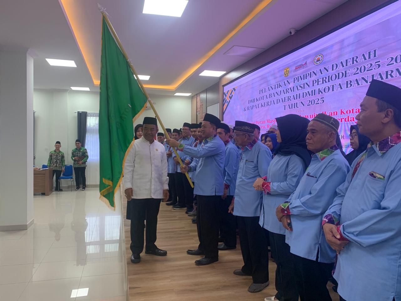 PELANTIKAN: Ketua DMI Kalsel, H Hadimi melantik Ketua dan pengurus DMI Kota Banjarmasin periode 2025-2030, Selasa (4/11/2025) pagi.