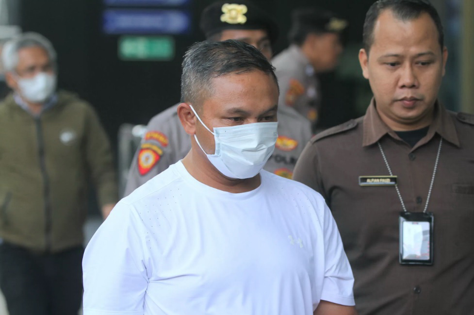 TERCIDUK: Gubernur Riau Abdul Wahid saat tiba di Gedung Merah Putih KPK, Jakarta, Selasa (4/11).