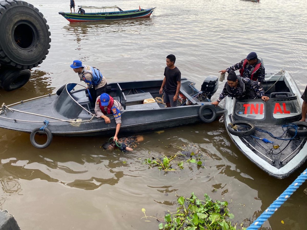 EVAKUASI: Tim gabungan mengevakuasi jasad korban dari Sungai Barito. (Satpolairud Polresta Banjarmasin)