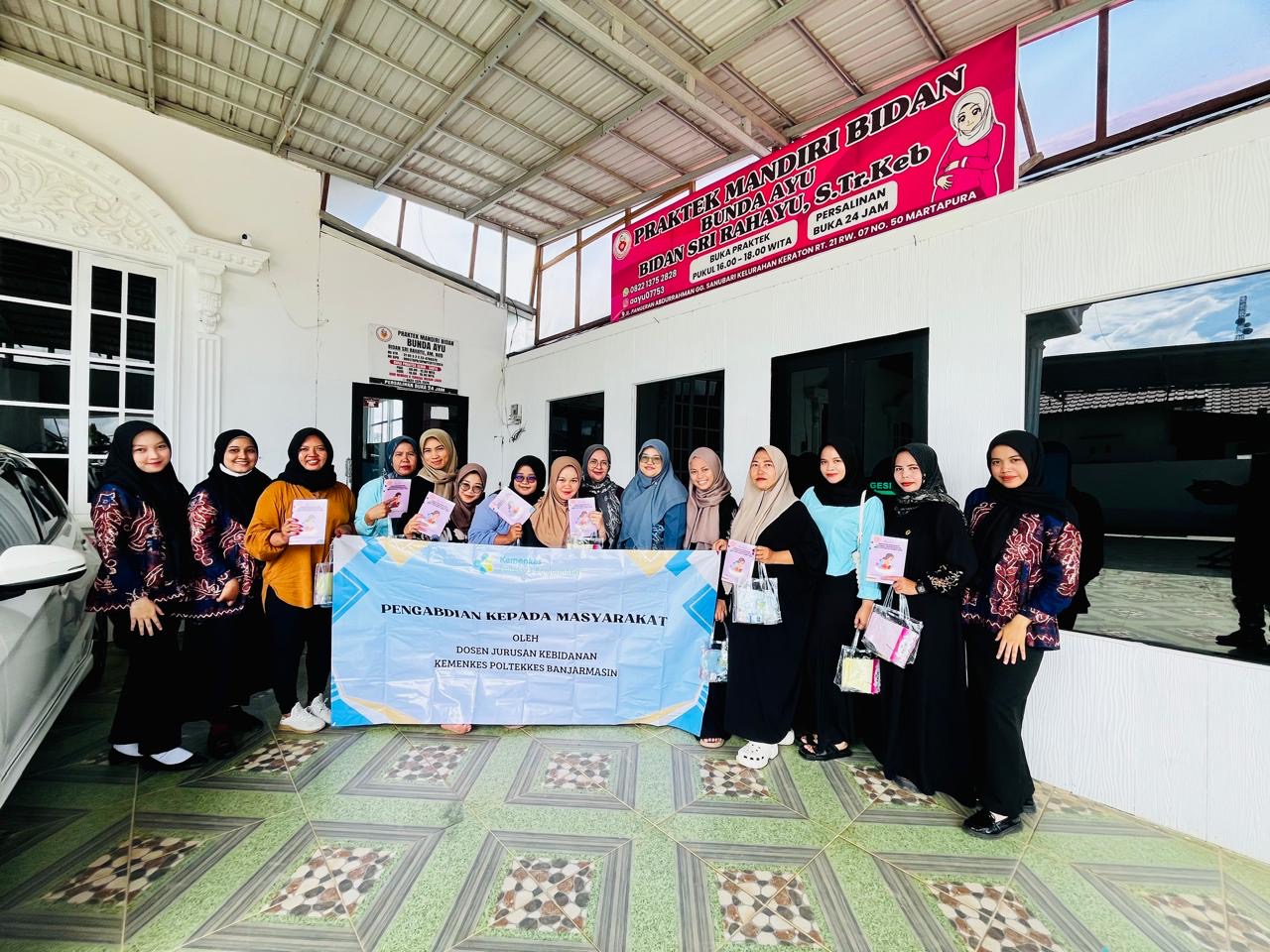 MOMEN: Dosen Jurusan Kebidanan Poltekkes Kemenkes Banjarmasin bersama kader kesehatan dan mahasiswa berfoto bersama usai pelatihan di TPMB Bunda Ayu, Martapura.