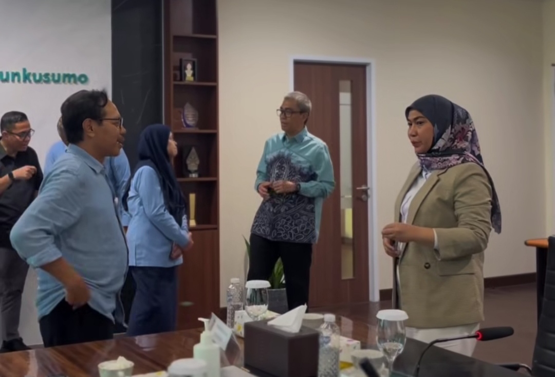 MENDATANGI: Wali Kota Banjarbaru Hj. Erna Lisa Halaby (kanan) saat mendatangi Rumah Sakit Umum Pusat Nasional Dr. Cipto Mangunkusumo (RSCM) Jakarta, Senin (3/11).