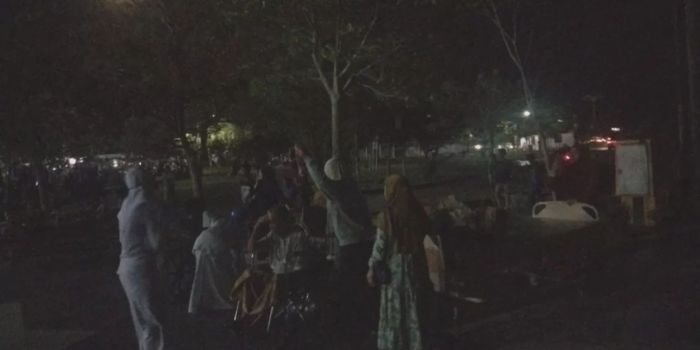GEMPA: Terlihat sejumlah Pasien RSUD Jusuf SK dievakuasi keluar gedung rumah sakit dikarenakan guncangan gempa yang melanda Tarakan.
