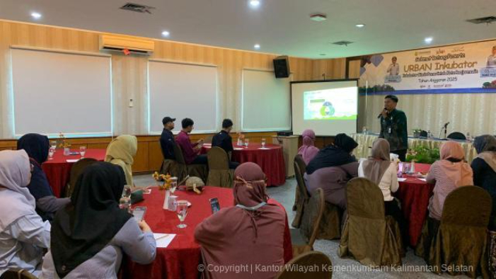 PELATIHAN UMKM:Tim Layanan Kekayaan Intelektual Kanwil Kemenkum Kalsel berpartisipasi dalam program Urban Inkubator Tahun 2025 di Hotel Banjarmasin Internasional, Selasa (4/11/2025).