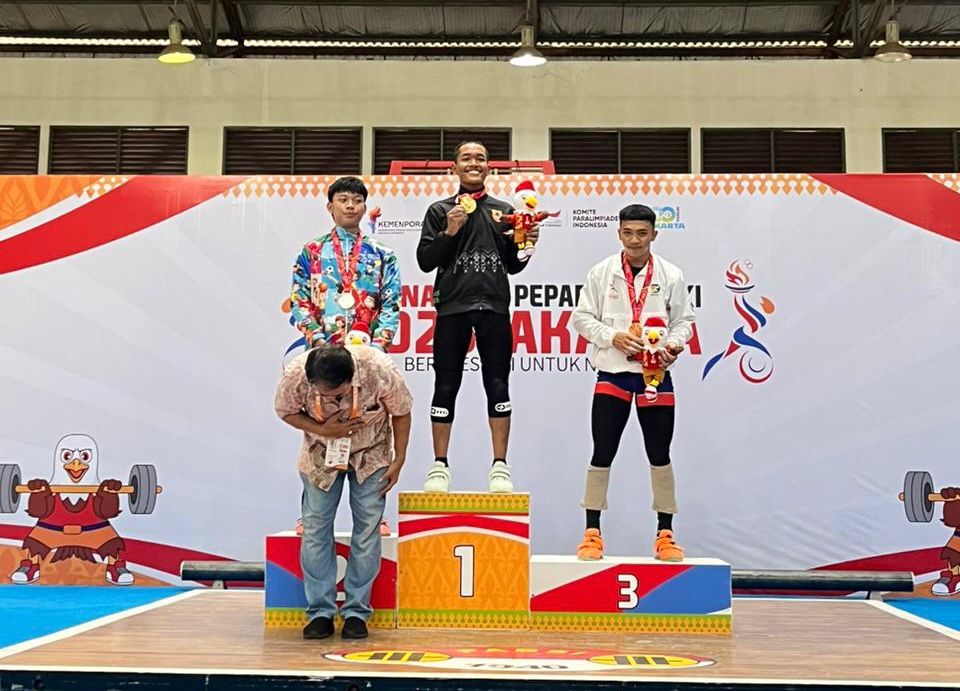 PODIUM: Muhammad Rafiq Al Bukhory (tengah) berdiri di podium usai meraih emas dan perak pada cabang angkat besi kelas 65 kg putra POPNAS XVII 2025 di Jakarta.