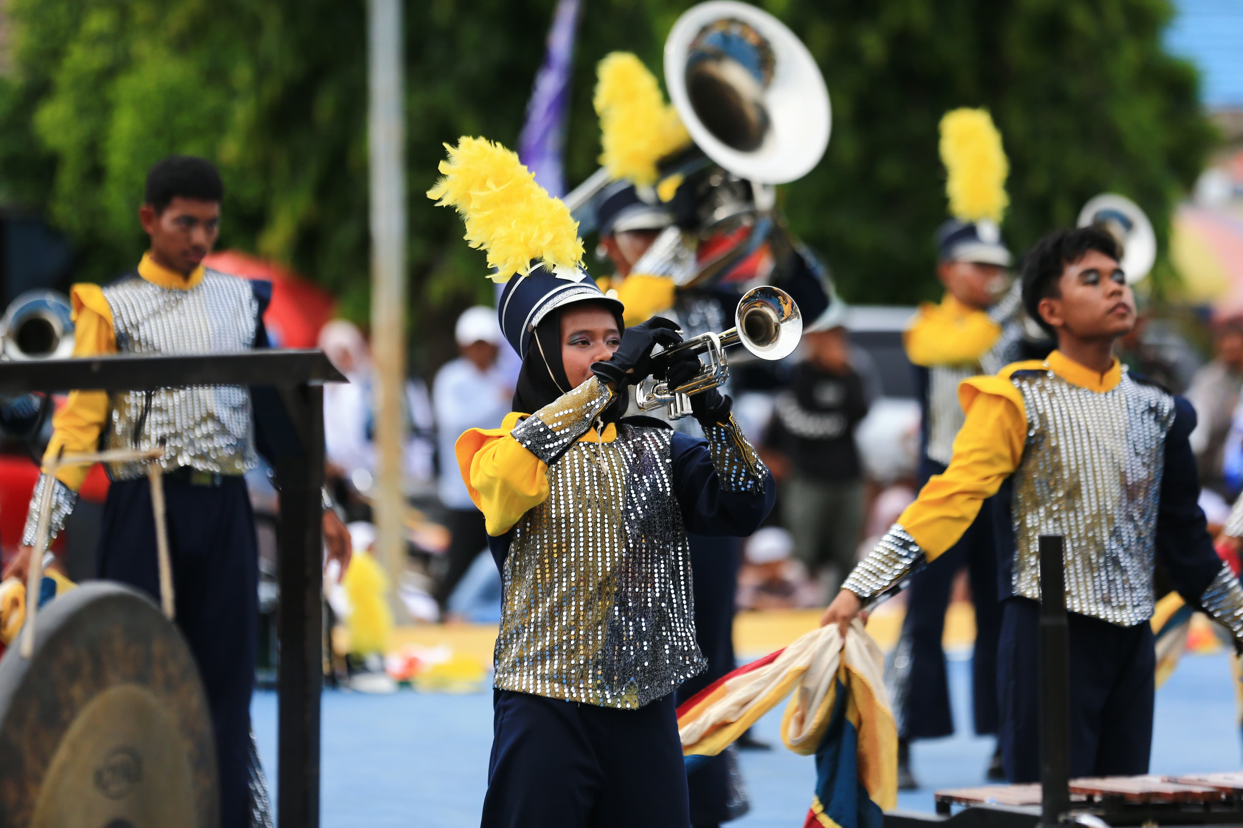TAMPIL: Para atlet drum band Banjarmasin tampil penuh semangat saat unjuk gelar di ajang Porprov XII Kalsel 2025 di Pelaihari, Tanah Laut.