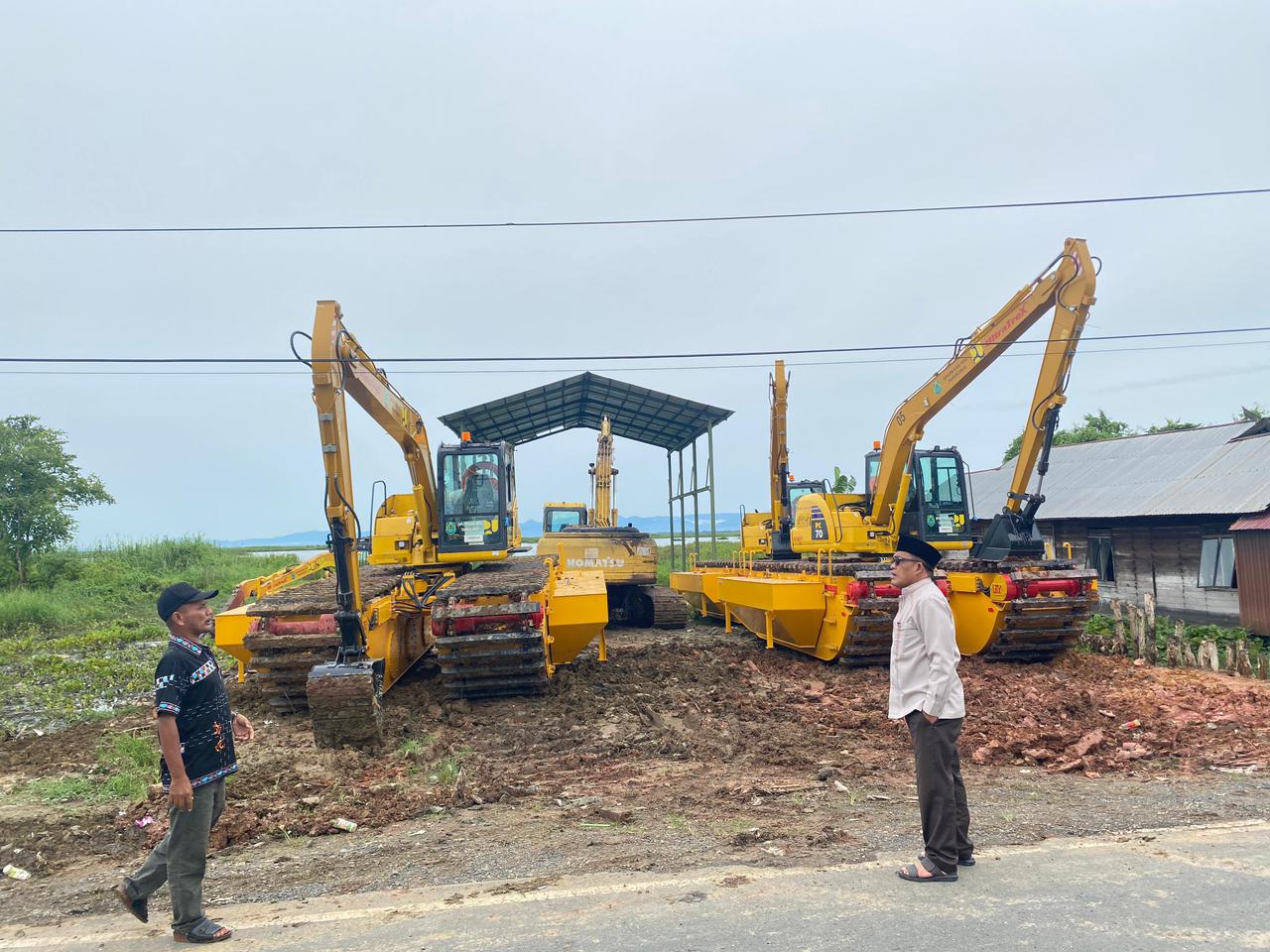 ALAT BERAT: Bupati HSU H Sahrujani saat melihat tiga koleksi eskavator jenis amfibi di workshop eskavator amfibi di Desa Danau Cermin, Kecamatan Amuntai Tengah.