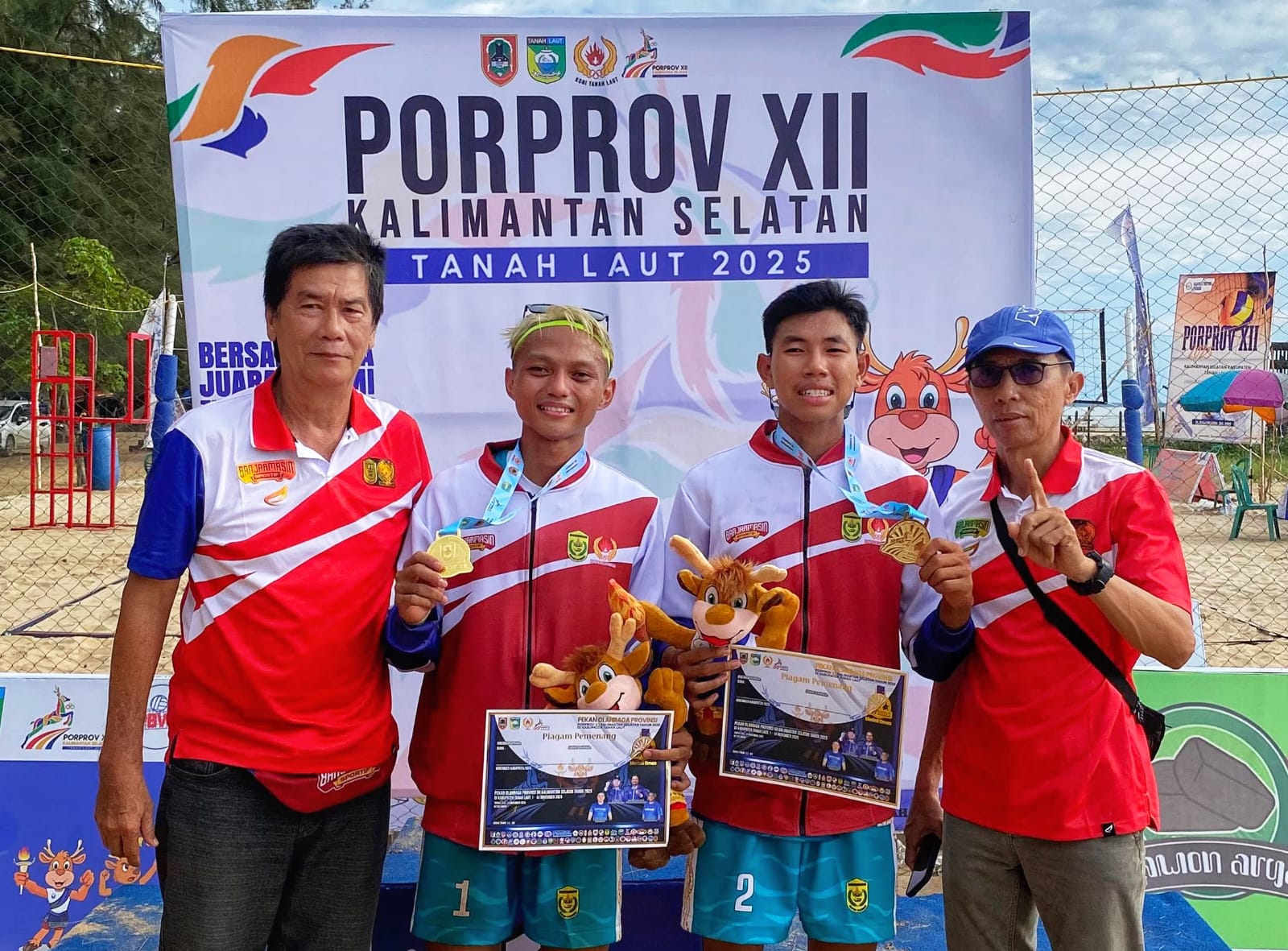 MERAYAKAN: Pasangan voli pasir Banjarmasin, Nur Izan dan Muhammad Ridoni, merayakan kemenangan usai menundukkan Tapin 2-0 dan meraih emas di Porprov XII Kalsel 2025. (M Idris Jian Sidik)
