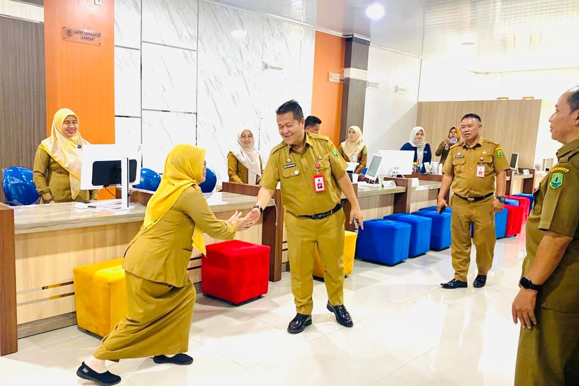 MOMEN:Sekretaris Daerah (Sekda) Kabupaten HSU, Adi Lesmana meninjau mall pelayanan publik di Kantor DPMPTSP HSU, Selasa (4/10/2025).
