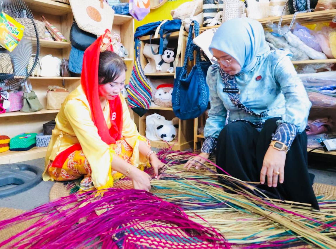 HADIR:Ketua TP PKK HSU, Hj Murniati Sahrujani melihat salah satu kerajinan tikar purun andalan perajin lokal Amuntai di ajang Amuntai Fair 2025.